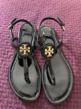 Tory Burch Black Patent Thong Sandals with Gold Logo Medallion 9 Like New